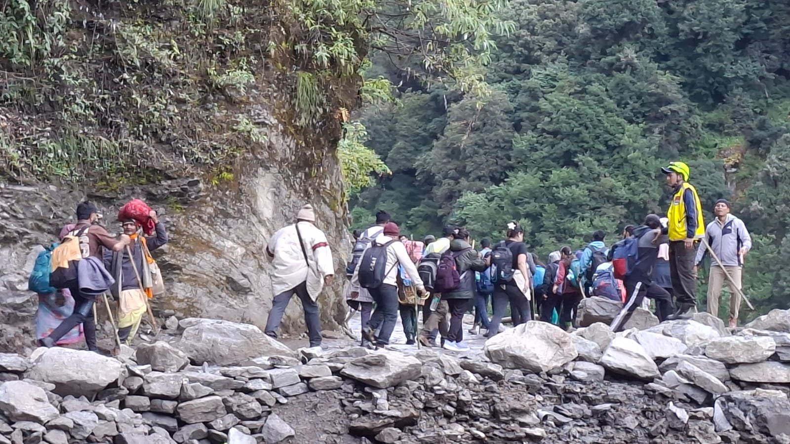 चीड़बासा स्लाइडिंग जोन में SDRF ने संभाला मोर्चा, करीब 9,000 यात्रियों को सुरक्षित कराया आर-पार