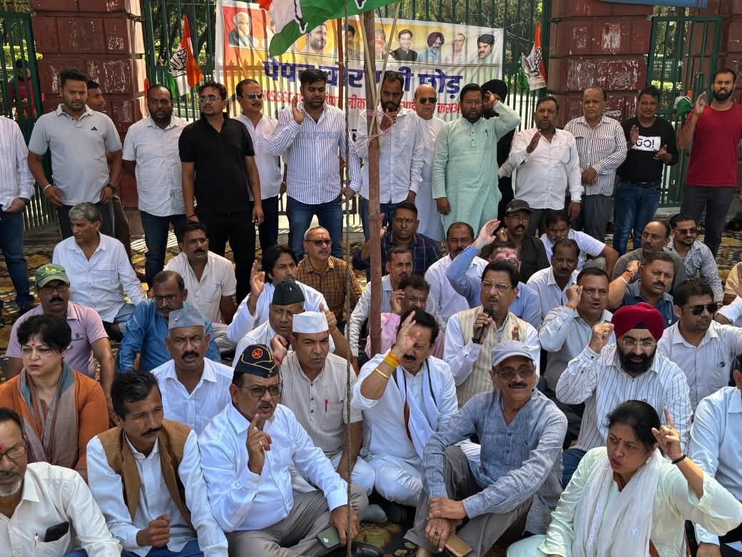 वोट चोर गद्दी छोड़ – पेपर चोर गद्दी छोड़ के नारों से गूंजी राजधानी