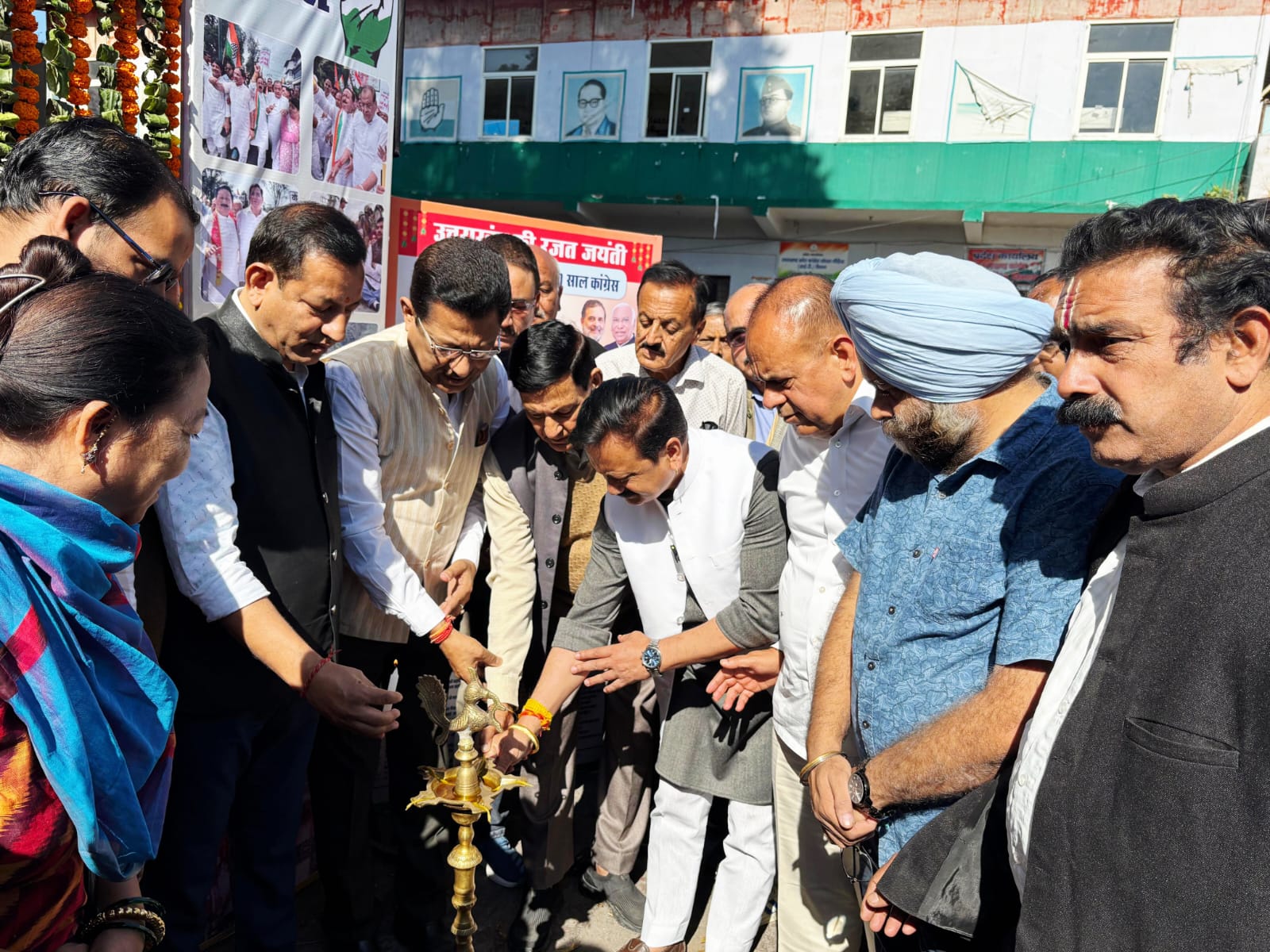 कांग्रेस के 10 वर्ष का विकास बनाम भाजपा के 15 वर्ष की निराशा पर प्रदर्शनी का शुभारंभ करते प्रदेश अध्यक्ष  करण माहरा