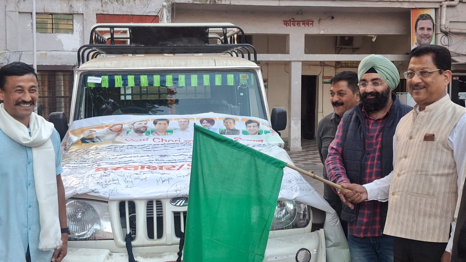 वोट चोर गद्दी छोड़ के 1 लाख 25 हजार हस्ताक्षर युक्त फार्म लेकर वैन दिल्ली के लिए रवाना – धस्माना