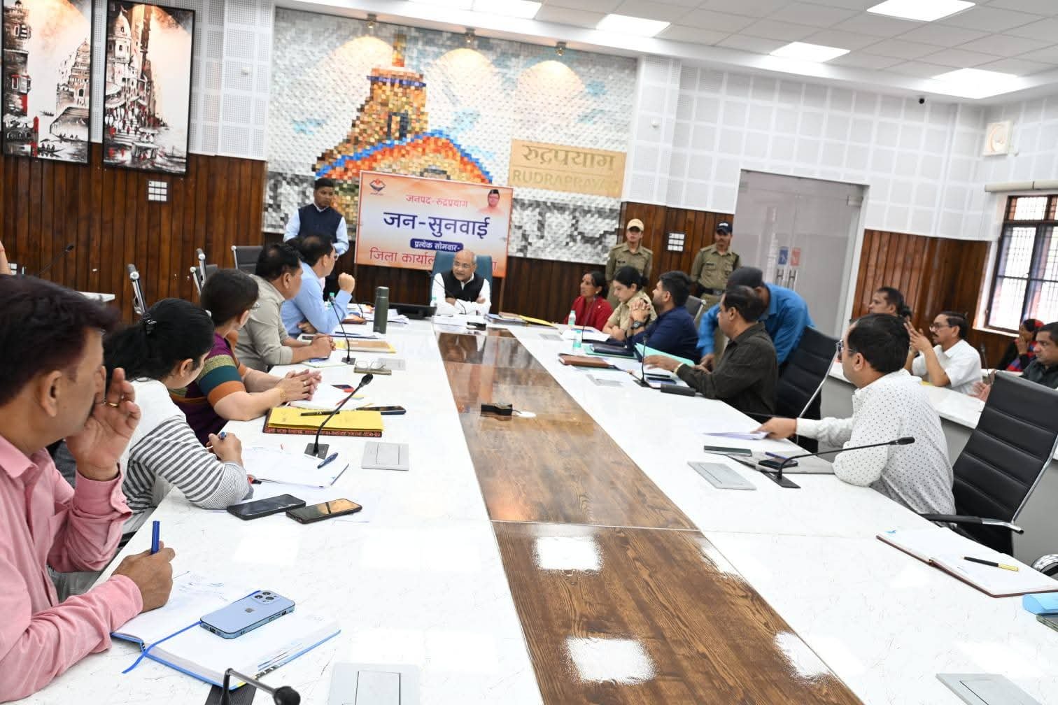 33 समस्याओं में 13 का मौके पर निस्तारण, सीएम हेल्पलाइन के लंबित मामलों की भी समीक्षा