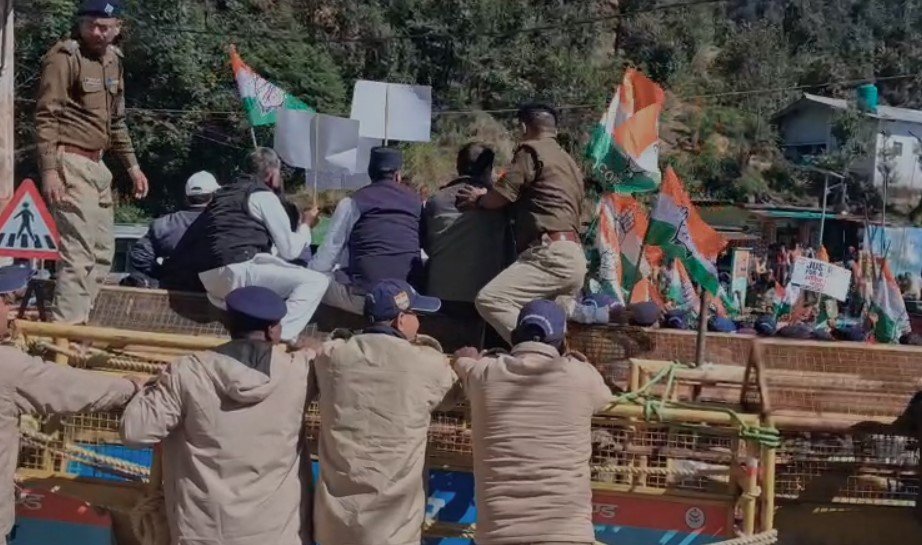 भराड़ीसैंण में विधानसभा सत्र के पहले दिन हंगामा, कांग्रेस-उक्रांद का प्रदर्शन, पुलिस से भिड़े कार्यकर्ता