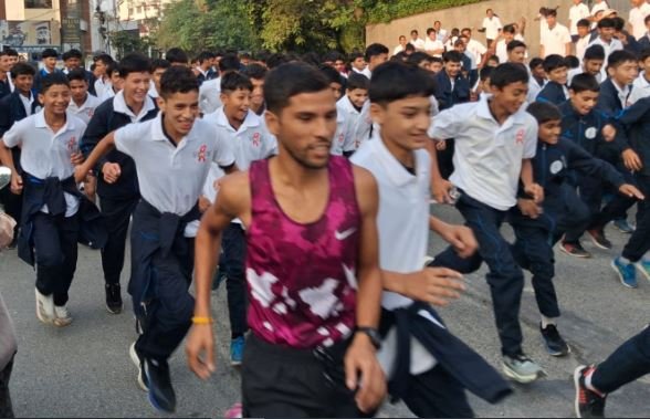 एड्स जागरूकता को लेकर देहरादून में हुआ ‘रेड रन’ मैराथन का आयोजन