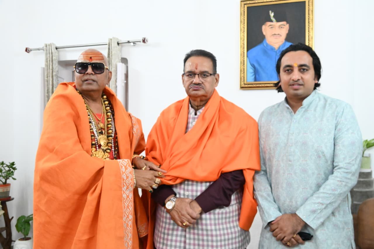 कुंभ-2027 के लिए एनवायरमेंट बाबा ने कैबिनेट मंत्री गणेश जोशी को दिया आमंत्रण